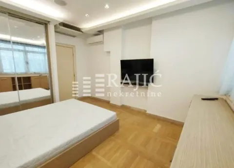 Nameštena spavaća soba sa bračnim krevetom, plakarom i televizorom. - image 8