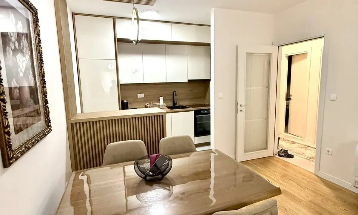 Izdavanje, dvosoban stan, 72m², Central Point, Podgorica