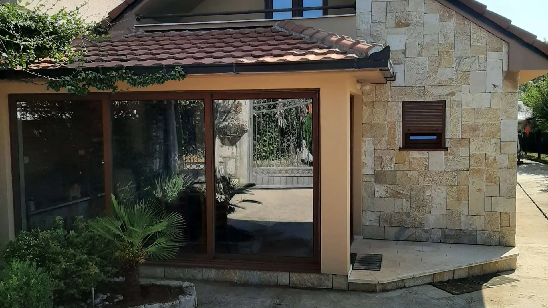 Izdavanje, kuća, 100m², Mareza, Podgorica