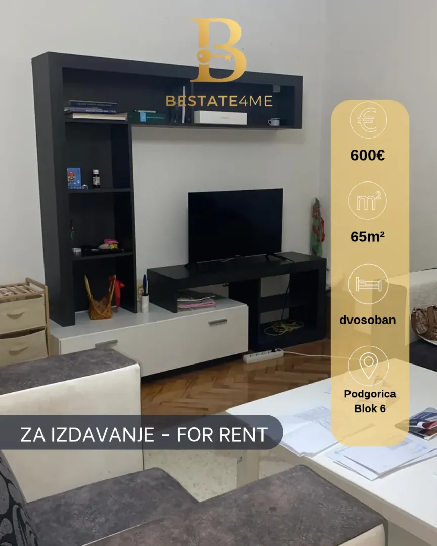 Namještena dnevna soba sa TV policom.