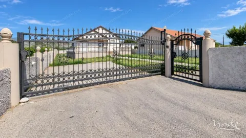 Dvorišna kapija i prilaz ispred kuće. - image 10