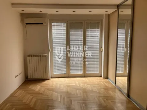 Prazna soba sa parketom, ugradnim plakarom i izlazom na terasu. - image 4