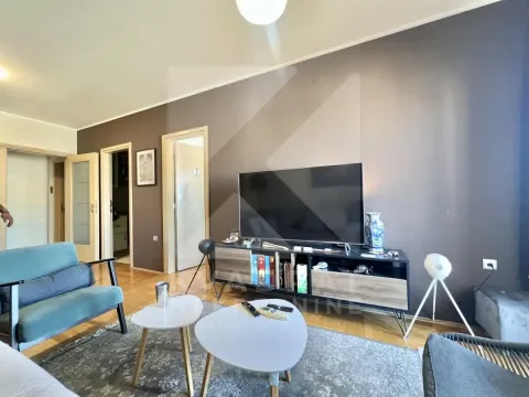 Dnevna soba sa garniturom, TV komodom i malim stočićem. - image 3