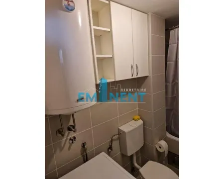 Manje kupatilo sa pločicama, bojlerom, toaletom i ormarićem. - image 10