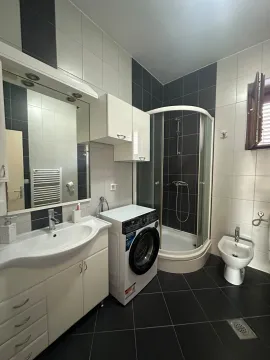 Moderne kupatilo sa tuš kabinom, umivaonikom i veš mašinom. - image 14