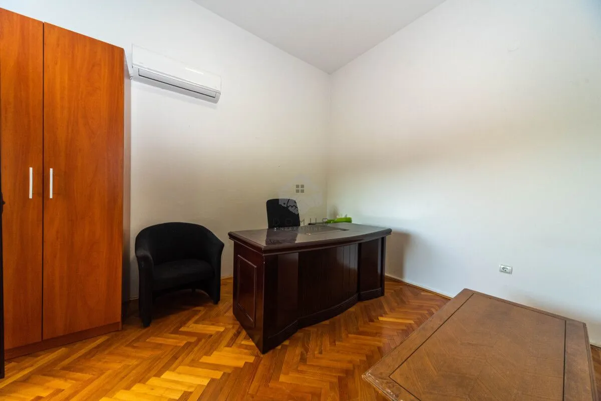 Izdavanje, kuća, 380m², Gorica C, Podgorica