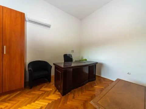 Izdavanje, poslovni prostor, 270m², Gorica C, Podgorica - image 16