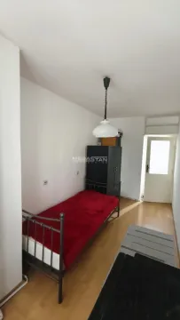 Manja spavaća soba sa krevetom i ormarom. - image 4