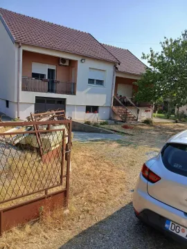 Dvospratna kuća sa dvorištem. - image 2