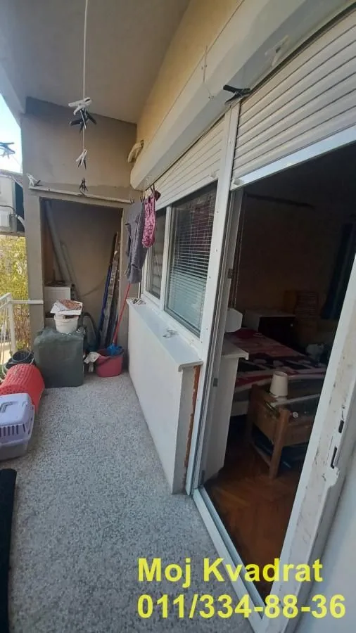 Terasa sa pogledom u unutrašnjost prostorije kroz balkonska vrata.