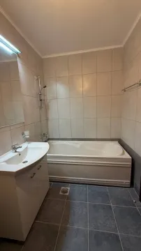 Kupatilo opremljeno kadom, umivaonikom i pločicama. - image 6