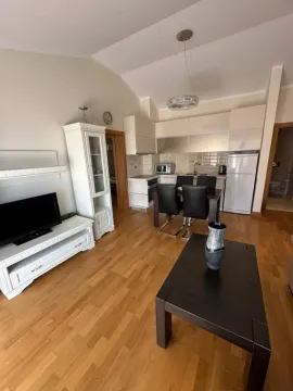 Dnevni boravak sa trpezarijom i kuhinjom u otvorenom prostoru. - image 10
