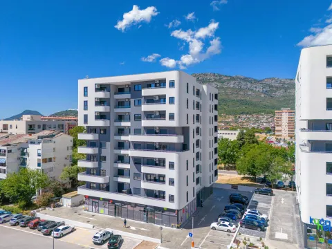 Prodaja, dvosoban stan, 65m², Centar, Bar