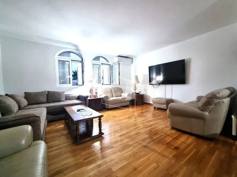 Izdavanje, kuća, 400m², Zlatica, Podgorica