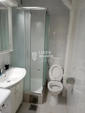 Manje kupatilo sa tuš kabinom, umivaonikom i toaletom. - image 12