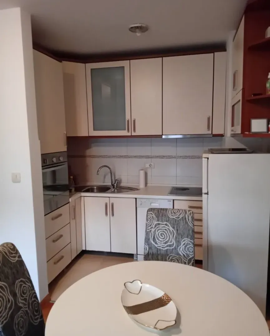 Izdavanje, trosoban stan, 80m², Stari Aerodrom, Podgorica