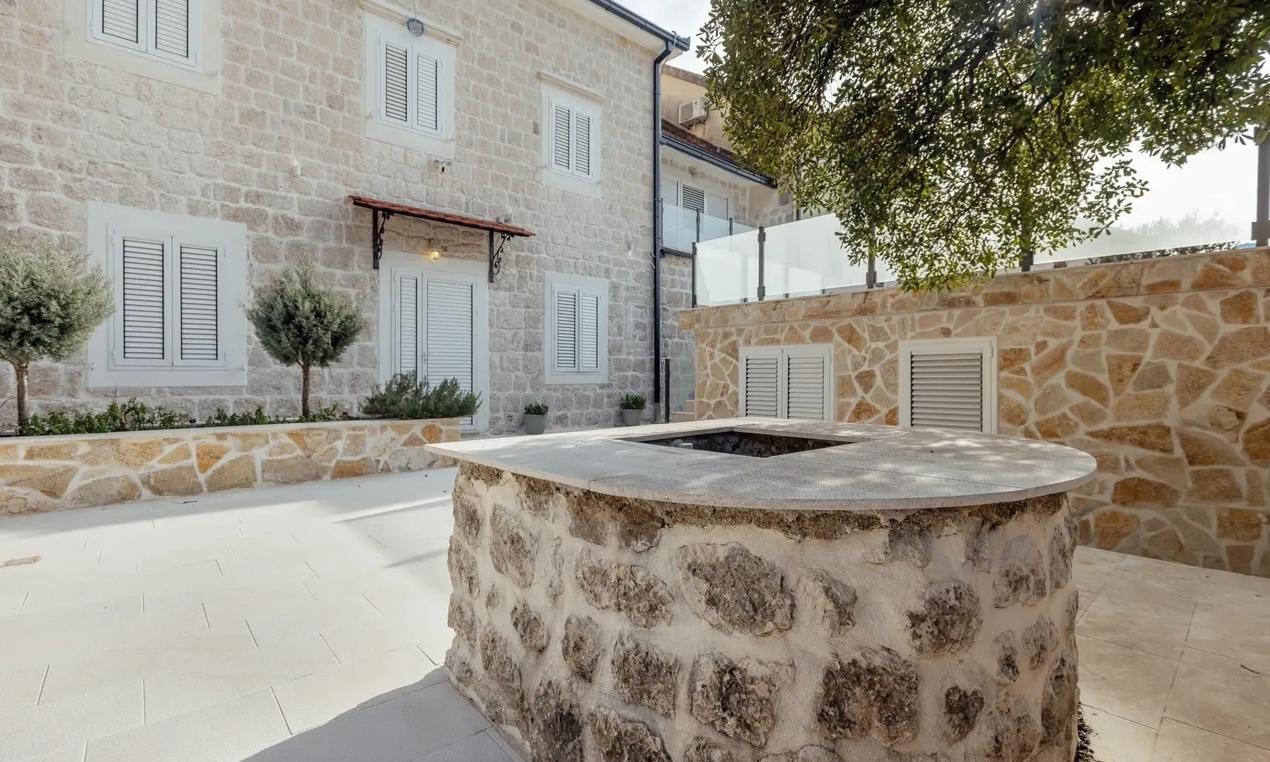 Sale, house, 380m², Ljuta, Kotor