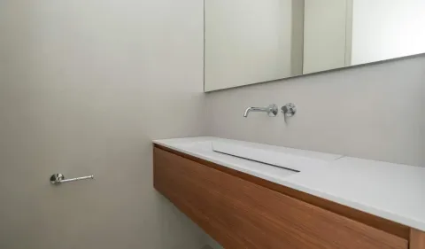 Moderno kupatilo sa drvenim elementom i ugradnim umivaonikom. - image 23