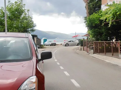 Ulica koja vodi prema moru u blizini objekta. - image 6