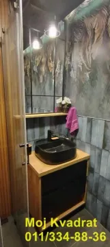 Moderno kupatilo sa crnim umivaonikom i ogledalom. - image 8