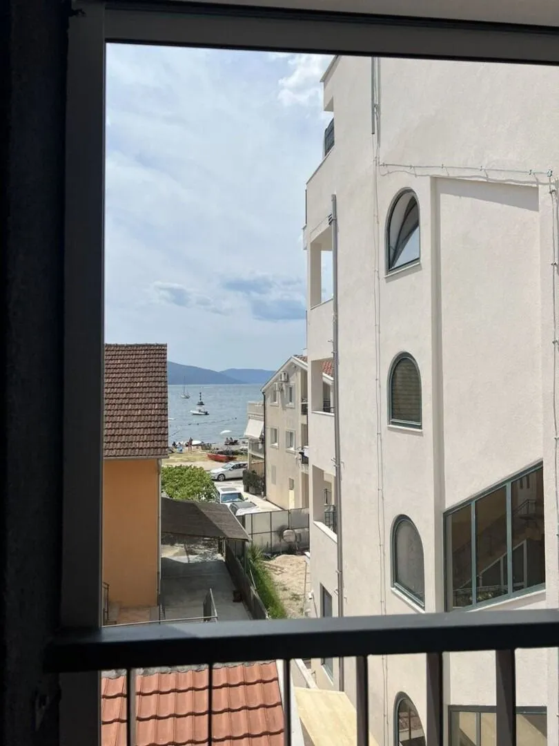 Izdavanje, dvosoban stan, 90m², Kalimanj, Tivat