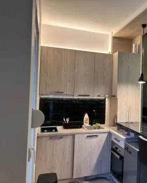 Moderna kuhinja sa drvenim elementima i ugradnim aparatima. - image 3