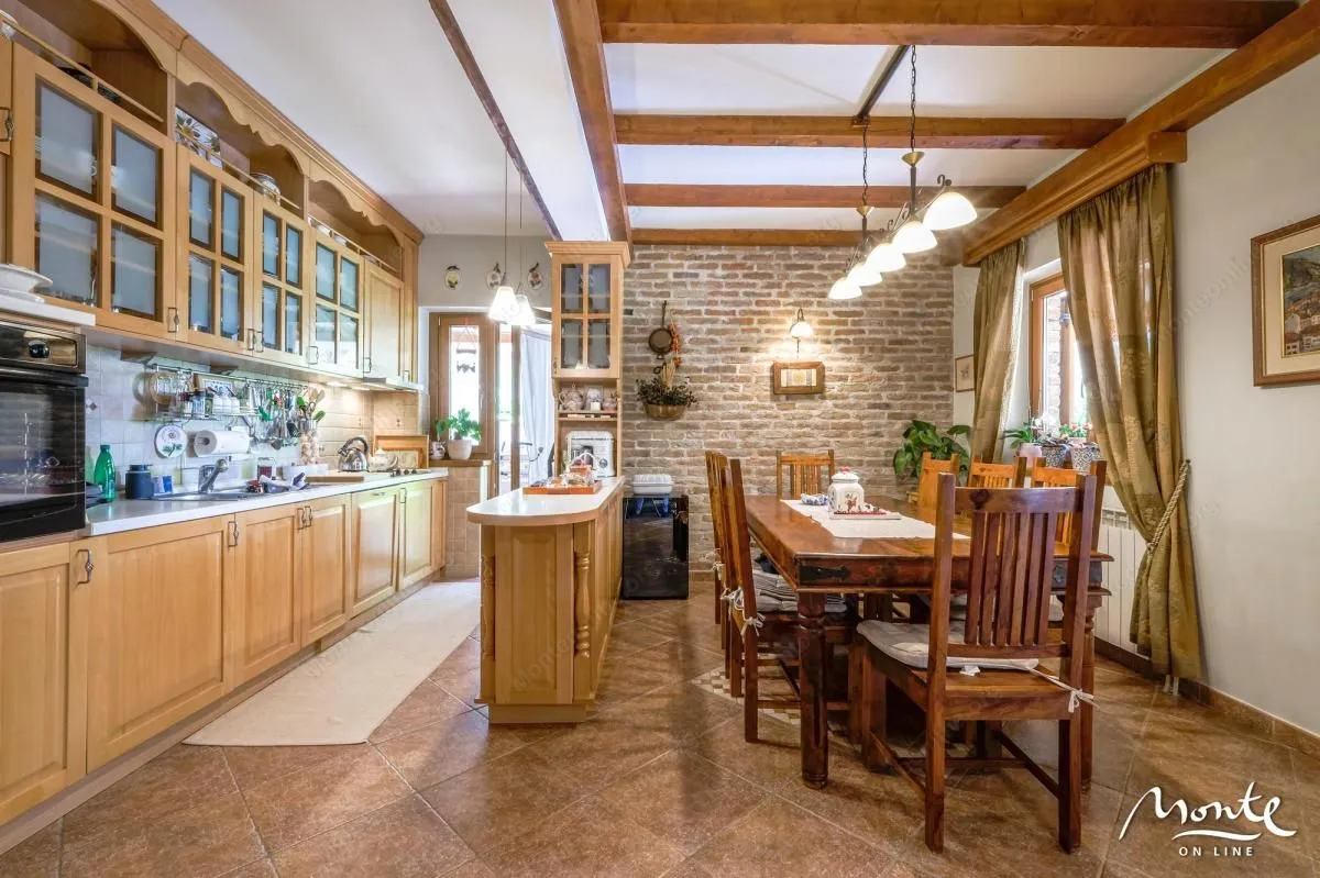 Prodaja, kuća, 305m², Orahovac, Kotor