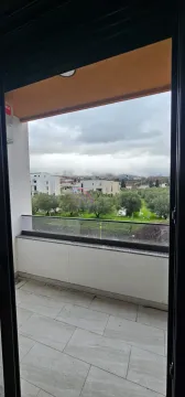 Pogled sa balkona na okolno zelenilo i naselje. - image 14