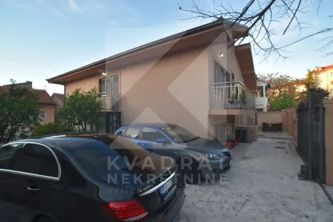 View of the exterior of the house with a courtyard and parked cars. - image 17