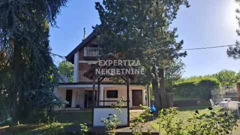 View of the yard and house facade with a well. - image 2