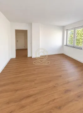 Prazna soba sa laminatnim podom i belim zidovima. - image 8