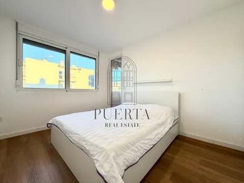 Bright bedroom with a double bed and a large window. - image 8