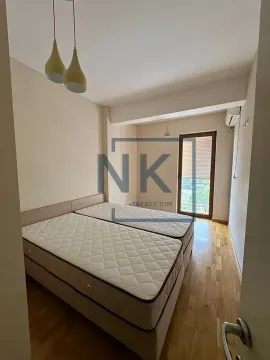 Spavaća soba sa bračnim krevetom i izlazom na terasu. - image 7