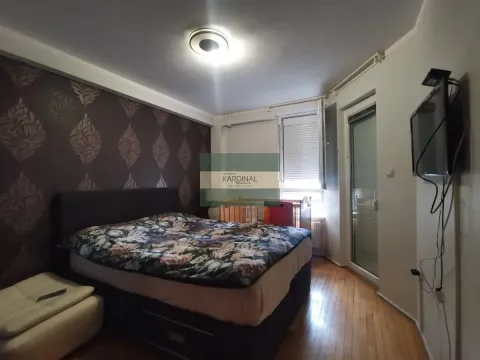 Spavaća soba sa bračnim krevetom, tapetama i izlazom na terasu. - image 16