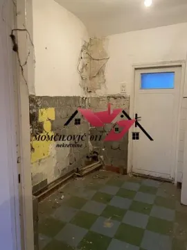 Stara kuhinja u procesu renoviranja sa ogoljenim zidovima i keramičkim pločicama na podu. - image 8