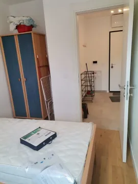 Pogled iz spavaće sobe prema ulaznom hodniku stana. - image 7