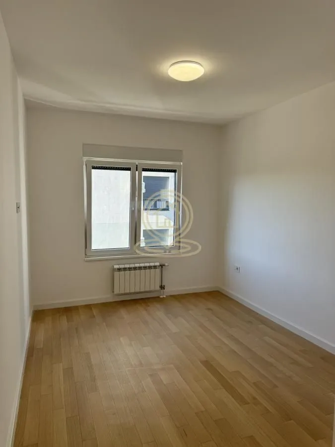 Izdavanje, trosoban stan, 88m², Salajka, Novi Sad Sve Podlokacije