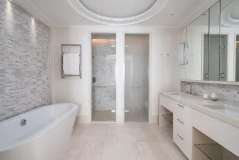 Moderno kupatilo sa kadom, dvostrukim umivaonikom i staklenim vratima za tuš. - image 10
