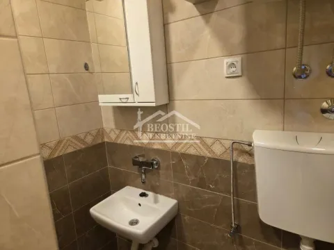 Pogled na kupatilo sa umivaonikom, ormarićem i WC šoljom. - image 7