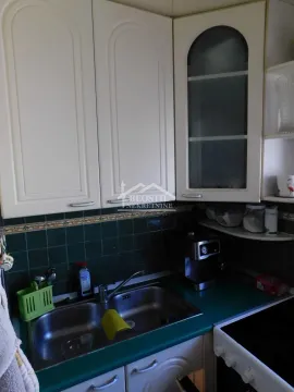 Deo kuhinje sa sudoperom, radnom površinom i visećim elementima. - image 17