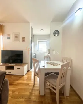 Dnevni boravak sa trpezarijom i TV komodom. - image 9