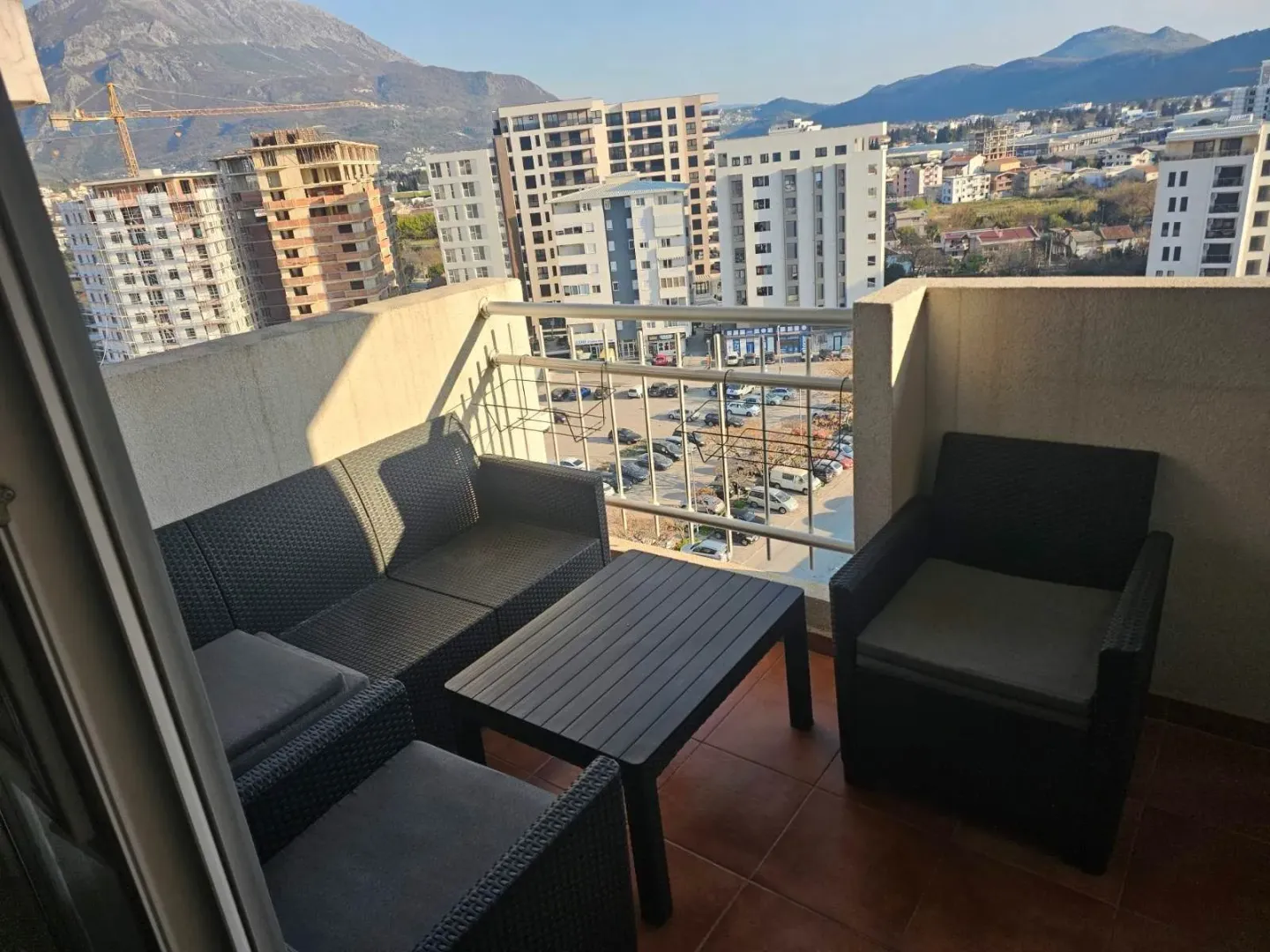Furnished terrace with seating furniture and a city view.