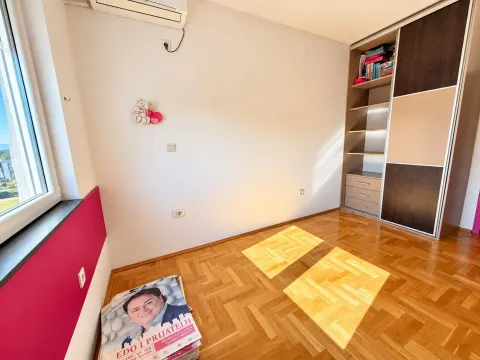 Prazna soba sa parketom, ugradnim ormarom i prozorom. - image 8