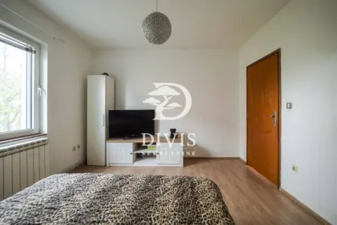 Manja spavaća soba sa krevetom, TV komodom i ormarom. - image 13