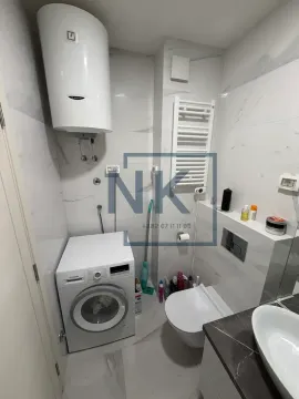 Kupatilo opremljeno sanitarijama, mašinom za veš i bojlerom. - image 7