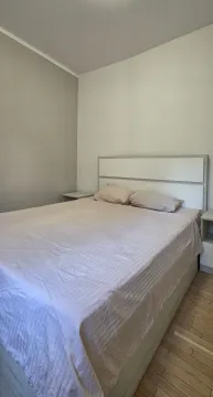 Svijetla spavaća soba sa bračnim krevetom i noćnim stočićima. - image 5