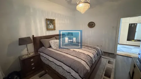 Nameštena spavaća soba sa velikim bračnim krevetom. - image 17
