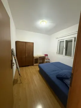 Manja spavaća soba sa krevetom, ormarom i radnim stolom. - image 8