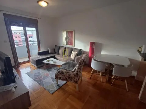 Dnevna soba sa garniturom, trpezarijskim stolom i izlazom na terasu. - image 2