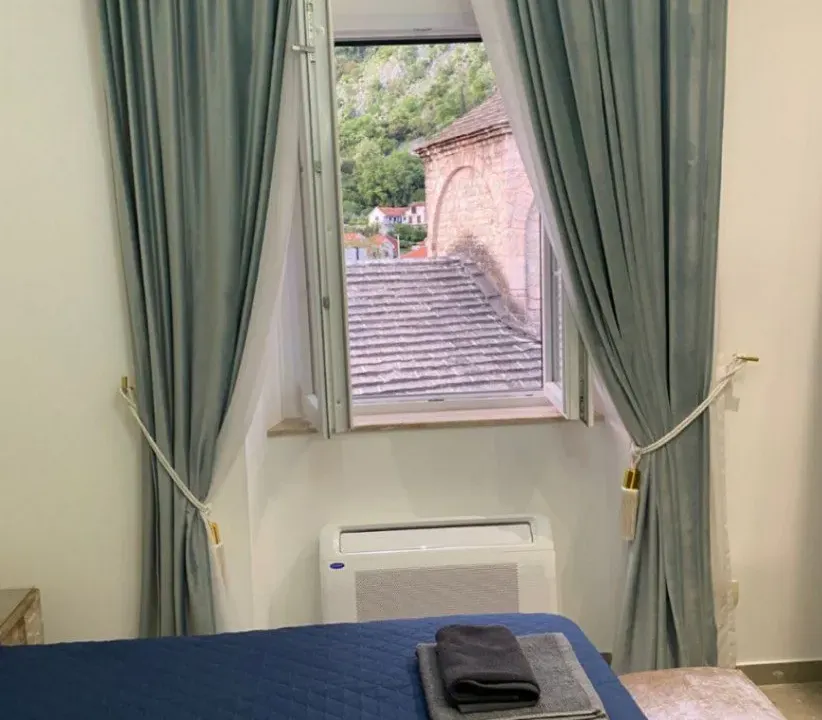 Prodaja, četvorosoban stan, 81m², Centar, Kotor